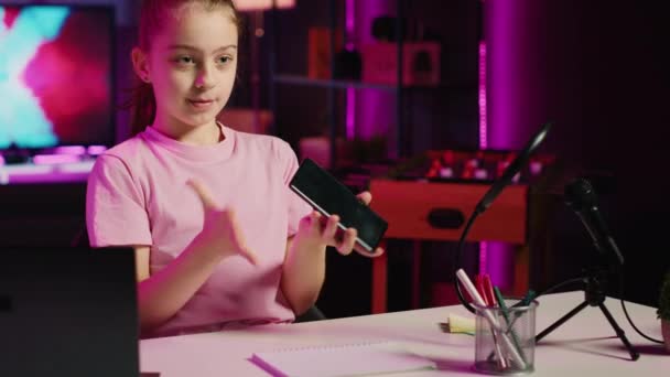 Joyous Child Influencer Mostrando Sus Aplicaciones Más Usadas Teléfono Inteligente — Vídeos de Stock