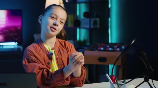 Улыбающаяся Девочка Снимает Видео Своего Недавно Открывшегося Онлайн Канала Разговаривая — стоковое видео