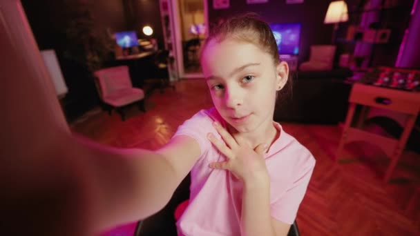 Kid Filmes Pov Estilo Vídeo Com Smartphone Neon Rosa Iluminado — Vídeo de Stock
