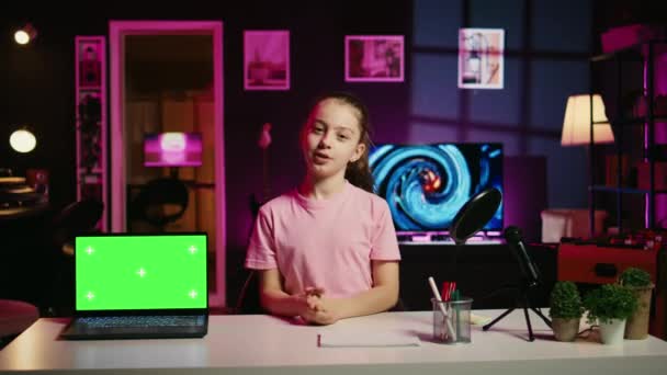 Wesołe Dziecko Domu Studio Prezentujące Reklamę Marki Sponsorowanej Zielonym Ekranie — Wideo stockowe