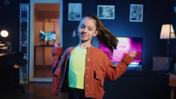 Съемки Энергичной Девушки Принимающей Участие Тренде Вирусного Танца После Увидела — стоковое видео