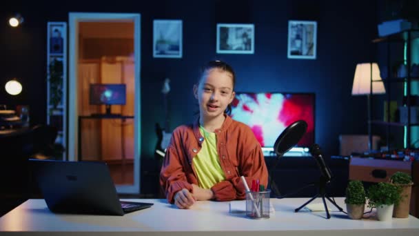 Enfant Énergique Filmant Dans Salon Éclairé Néon Bleu Utilisé Comme — Video