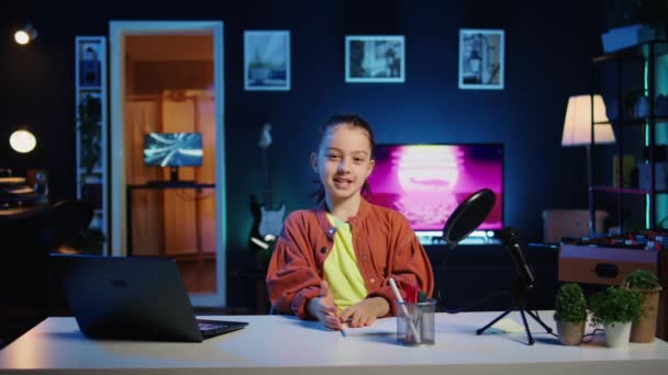 Jonge Kind Filmen Video Voor Haar Nieuw Geopende Online Kanaal — Stockvideo