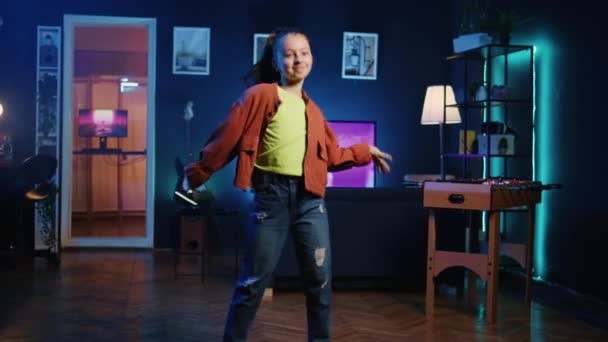 Νεαρό Παιδί Μαγεύει Τους Οπαδούς Της Απίστευτες Χορευτικές Κινήσεις Στο — Αρχείο Βίντεο