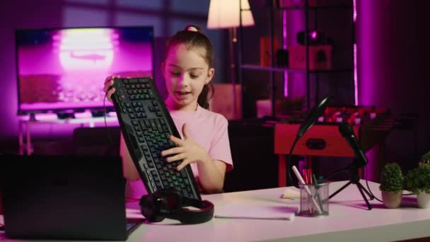 Gadis Manis Studio Menggunakan Kamera Untuk Meninjau Keyboard Permainan Mouse — Stok Video