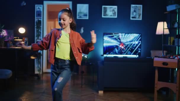 Szczęśliwe Dziecko Mieszkaniu Oświetlone Przez Światła Rbg Filmujące Instruktaż Tańca — Wideo stockowe