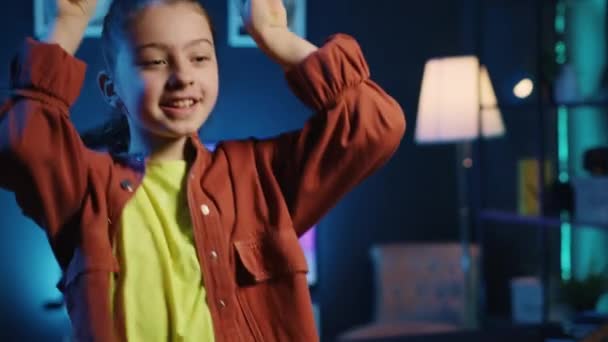 Miúdo Sorridente Bonito Filmando Tutorial Dança Para Outras Crianças Assistindo — Vídeo de Stock
