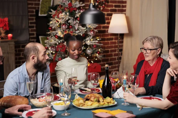People Raising Glasses Toast Christmas Dinner Enjoying Family Time Home — Stock Photo, Image