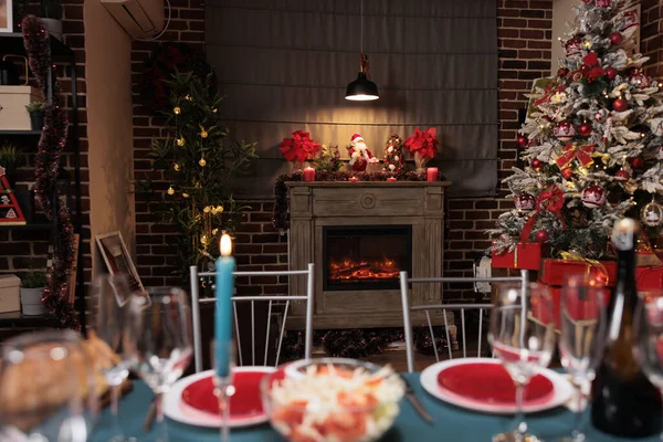 靠近壁炉的圣诞树 与家人一起在餐桌前庆祝寒假 圣诞庆祝用新鲜食品和酒精酒杯的饭厅 — 图库照片