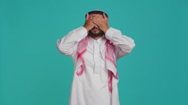Stüdyoda üç bilge maymun imzası atan, Müslüman dini giysileri giyen ve başlık takan biri. Önemli metafor kavramını göstermek için gözlerini, ağzını ve kulaklarını kapayan genç bir yetişkin..