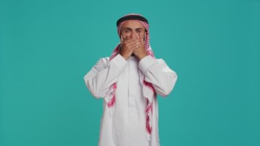Müslüman yetişkinler stüdyoda gözleri, kulakları ve ağzı kapatıyorlar ve üç bilge maymun metaforu gösteriyorlar. Orta Doğulu adam sunar, görmez, görmez ya da konuşmaz Arap kıyafetleriyle konsept sembolü.