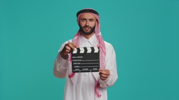 Islam Dewasa Dengan Clapperboard Digunakan Untuk Aksi Mengambil Industri Pembuatan — Stok Video