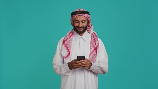 Мусульманин Традиционном Костюме Держит Руках Смартфон Печатает Социальных Сетях Просмотр — стоковое видео