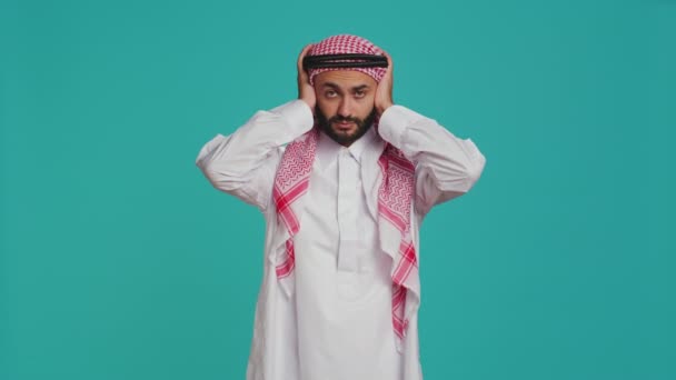 Yetişkinler Kamerada Geleneksel Müslüman Kıyafetleri Eşarplarıyla Bilge Maymun Işareti Yapar — Stok video