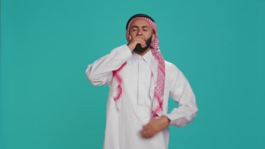 Stüdyoda esneyen uykusuz bir adam son derece uykulu ve neredeyse kameranın karşısında uyuyakalıyor. Tobe ve Kufiye 'ye sahip İslami kişi yorgun ve bitkin düşüyor..
