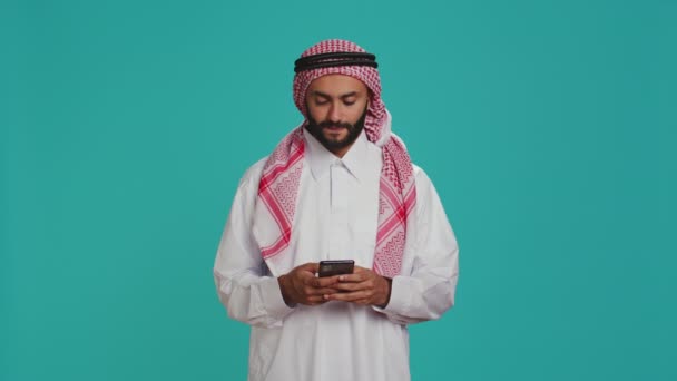 Orang Ceria Pesan Telepon Mengenakan Pakaian Agama Islamik Dan Jilbab — Stok Video