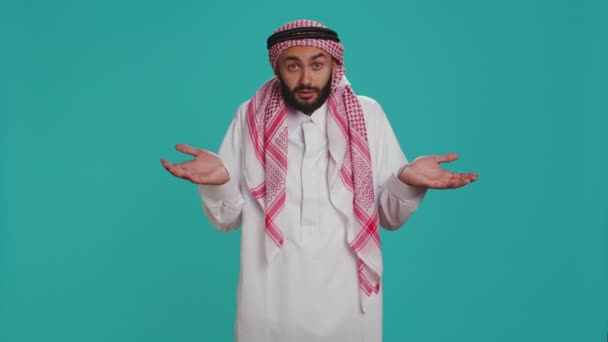 Ισλαμική Ενηλίκων Ενεργεί Αβέβαιη Και Ανίδεοι Στο Στούντιο Προβάλλοντας Δεν — Αρχείο Βίντεο