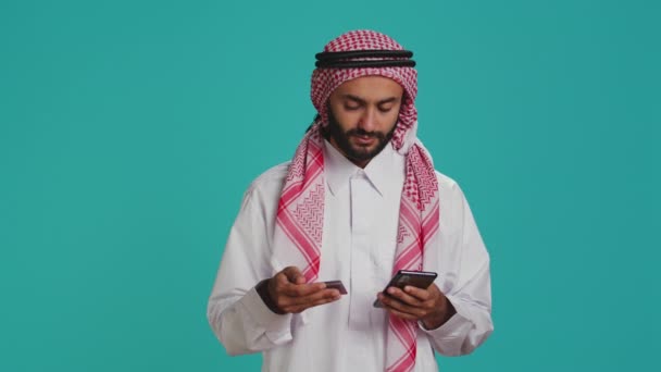 Άραβας Προσθέτοντας Αριθμούς Καρτών Στην Ιστοσελίδα Κάνοντας Online Ψώνια Ξεφάντωμα — Αρχείο Βίντεο