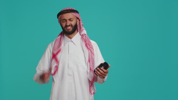 Muslim Dewasa Melihat Botol Pil Pada Kamera Mempersiapkan Diri Untuk — Stok Video