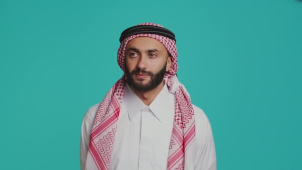Мусульманский Взрослый Традиционной Арабской Одежде Улыбающийся Уверенно Стоящий Клетчатом Шарфе — стоковое видео