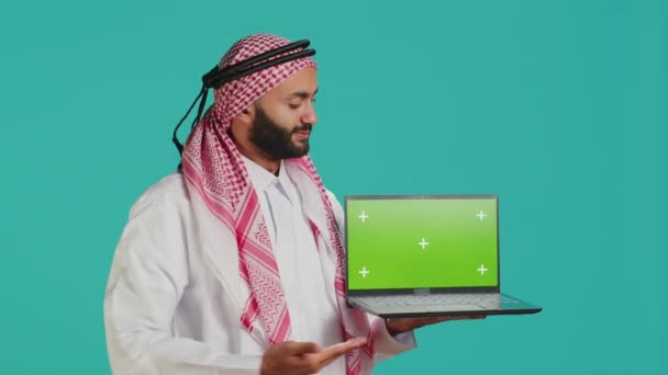 Ισλαμικός Τύπος Παρουσιάζει Greenscreen Στον Υπολογιστή Έξυπνη Απομονωμένη Οθόνη Για — Αρχείο Βίντεο