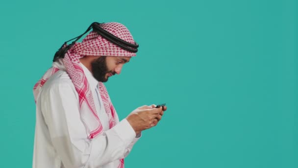 Pria Arab Bermain Video Game Mobile Telepon Mengenakan Pakaian Tradisional — Stok Video