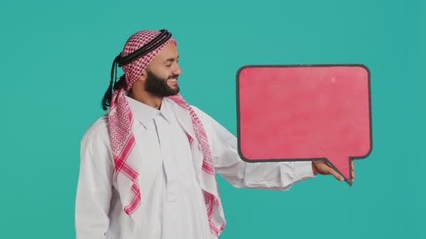 Muslim Dewasa Memegang Gelembung Ucapan Kamera Menciptakan Iklan Untuk Komersial — Stok Video