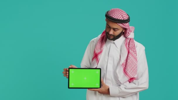 Pria Arab Menunjukkan Layar Hijau Pada Tablet Atas Latar Belakang — Stok Video