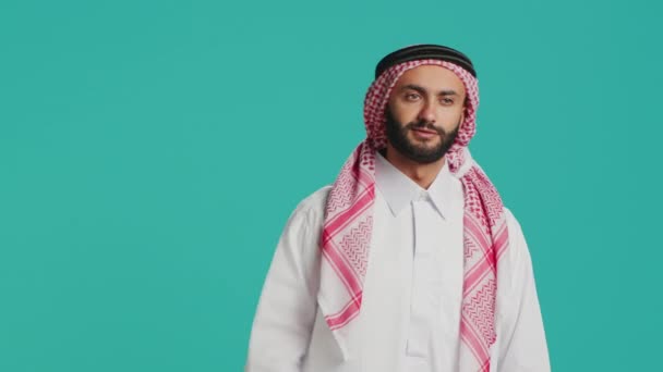 Orang Muslim Memberikan Jempol Bawah Dan Merasa Tidak Senang Tentang — Stok Video