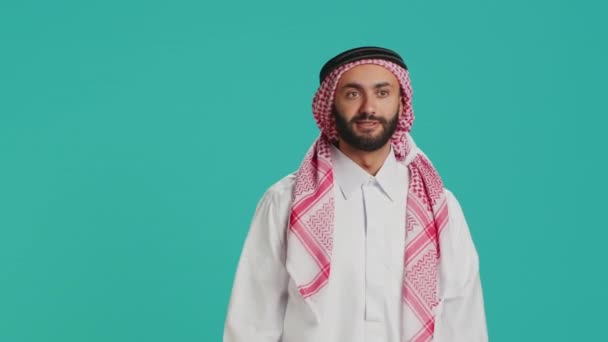 Orang Arab Dalam Pakaian Bersejarah Dan Kufiyah Memberikan Jempol Bawah — Stok Video