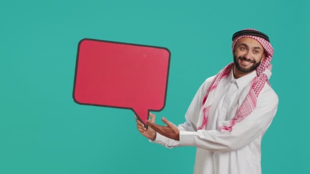 Pessoa Árabe Mostrando Bolha Fala Estúdio Criando Propaganda Para Novo — Vídeo de Stock