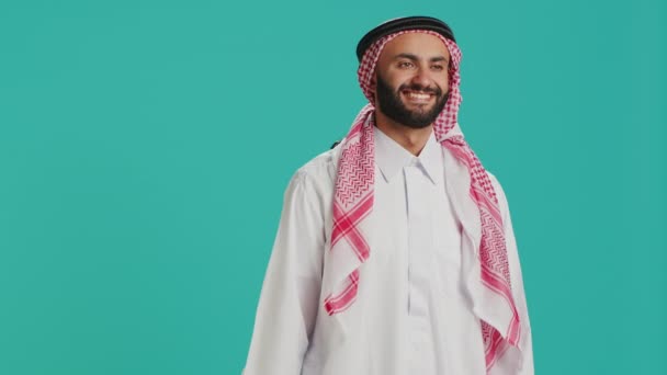 Pria Muslim Membawa Banyak Tas Belanja Studio Menyamar Dengan Percaya — Stok Video