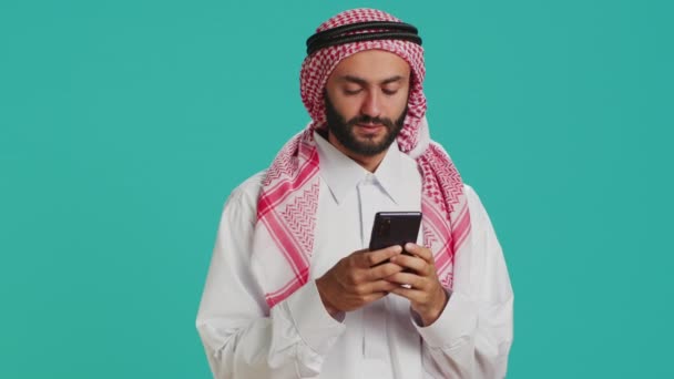 Arap Adam Cep Telefonunu Tutuyor Sosyal Medya Platformlarında Sörf Yapıyor — Stok video
