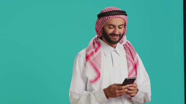 Arab Orang Dalam Pakaian Tradisional Memegang Smartphone Tangan Dan Mengetik — Stok Video