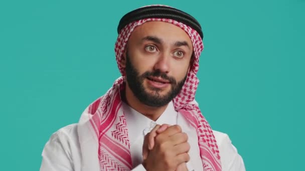 Emotionell Arabisk Kille Som Tigger Och Ber Saker Håller Bönehänder — Stockvideo