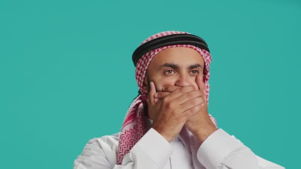 Chico Musulmán Cubre Los Ojos Oídos Boca Cámara Mostrando Tres — Vídeo de stock