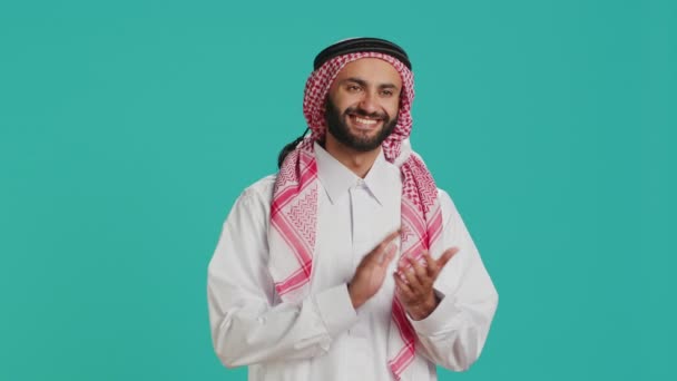 Muslim Pria Dalam Jubah Tradisional Menampilkan Ekspresi Bangga Sambil Bertepuk — Stok Video