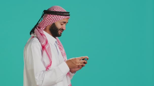 Ισλαμιστής Τύπος Φορώντας Παραδοσιακά Ρούχα Παίζοντας Online Παιχνίδι Στο Smartphone — Αρχείο Βίντεο