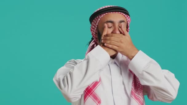 Orang Arab Menutupi Mata Telinga Dan Mulut Studio Menghadirkan Tiga — Stok Video