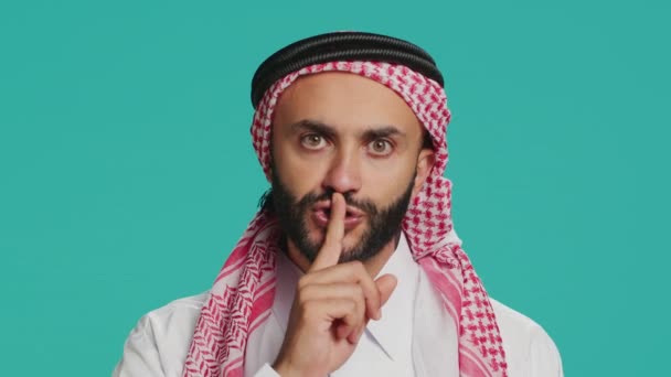 Kameře Arabský Člověk Dělá Tichý Signál Prstem Rtech Ukazuje Tiché — Stock video