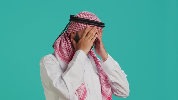 Středovýchodní Chlap Zabývá Migrénou Kvůli Izolovanému Pozadí Trpí Bolestivými Bolestmi — Stock video