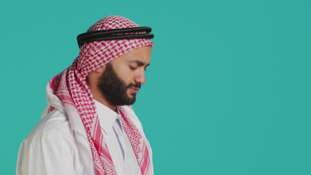 Orang Arab Terlibat Dalam Percakapan Online Pada Perangkat Seluler Mengenakan — Stok Video