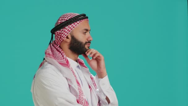 Orang Timur Tengah Yang Kontemplatif Dan Berpikir Tentang Ide Ide — Stok Video