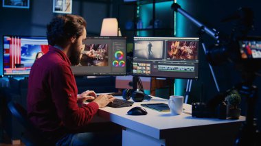 Prodüksiyon uzmanları kayıt cihazlarını kullanarak özel ders alıyorlar. Yetenekli kurgu teknikleriyle video kalitesini arttırmaktan bahsediyorlar. Videograf internet rehberini düzeltirken görüntüyü kaydediyor