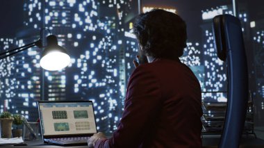 Şirket geliştirmek için analitiği inceleyen başarılı bir milyarder, finansal mallarla yeni bir vizyon geliştiriyor. Profesyonel işadamı hissedarlardan sermaye fonu almaya çalışıyor.