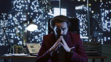 Etkili oligarşi dünyası ekonomik krizden servet ve itibar kazanıyor, beyaz yaka suçları işliyor ve tehlikeli. Zengin saygıdeğer milyarder iş sektöründe üstünlüğün tadını çıkarıyor..