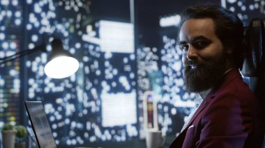 Analizci, şirketlerin finans alanındaki gelişmeleri aktarmak için küresel ekonomiler üzerinde araştırma yapıyor. Yatırımcı sermaye yatırımından önce simülasyonlar ve eğitim yasaları hazırlar.