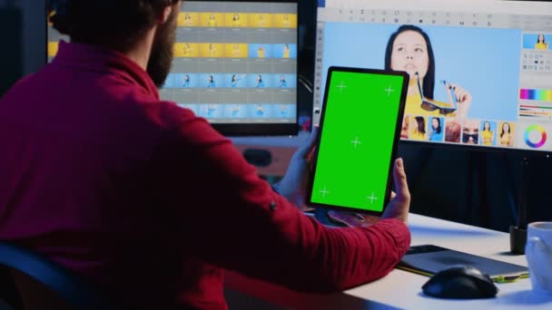 Fotószerkesztő Tanulás Tutorial Zöld Képernyős Tabletta Miközben Dolgozik Független Produkciós — Stock videók