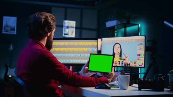 Фрілансер Після Уроку Планшеті Зеленим Екраном Навчається Створювати Цифровий Портфель — стокове відео