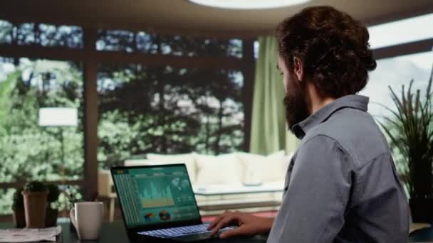 Pihentető Gazdag Ember Használja Laptop Luxus Nyaraló Megy Interneten Hogy — Stock videók